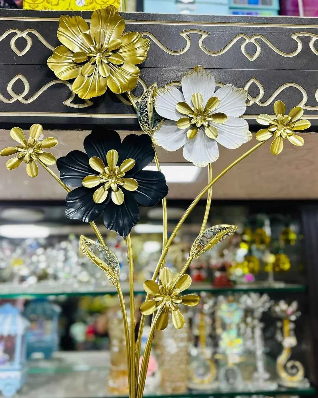 Elegant Metal Flower Wall Motif – Handcrafted Floral Decor