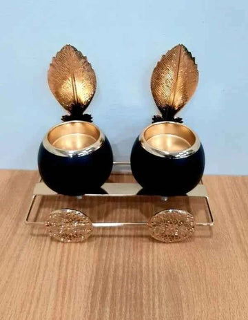 Metallic Vintage Candle Holders With Golden Feathers Display